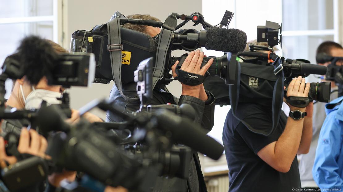 Des équipes de tournage lors du procès d'un conducteur de camion au tribunal d'instance de Fürth Des équipes de tournage lors du procès d'un conducteur de camion au tribunal d'instance de Fürth