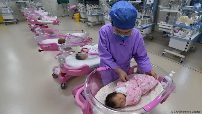 China Fuyang City | Krankenschwester kümmert sich um Neugebore in Kinderklinik
