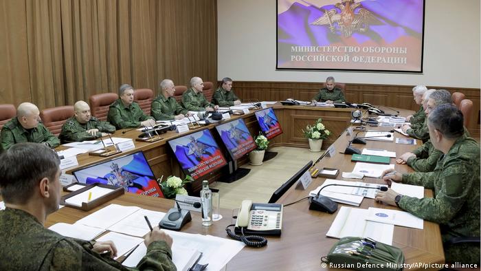 Große Runde im russischen Verteidigungsministerium bei der Verkündung der Pläne durch Ressortchef Sergej Schoigu 