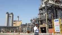 epa03084007 (FILE) A file photograph showing an Iranian security guard walking in front of the Mahshahr petrochemical complex in Khuzestan province south western Iran, 28 September 2011. Media reports state on 29 January 2012 that a bill to stop oil sales to European Union countries involved in the oil embargo initiative against Iran was ready to be approved by the Iranian Parliament. The energy commission of parliament prepared the bill on 25 January 2012, and commission deputy chairman Nasser Soudani said the bill was ready for voting in the parliament_s session on 29 January 2012. EPA/ABEDIN TAHERKENAREH *** Local Caption *** 00000402940308 ++ +++ dpa-Bildfunk +++