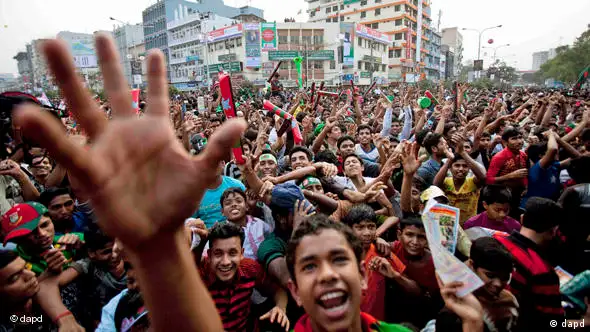 Cricket-Fans in Bangladesch feiern schon vor der Eröffnungsfeier am Stadion in Dhaka die Cricket-Weltmeisterschaft (Foto: AP)