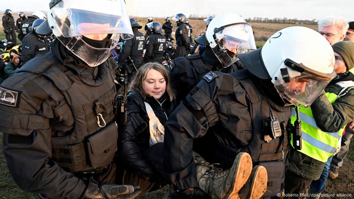 La policía alemana detiene a Greta Thunberg tras protesta cerca de  Lützerath | Alemania | DW | 17.01.2023