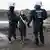 Greta Thunberg junto a dos agentes de la policía alemana.
