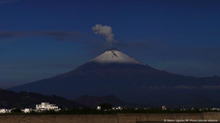 Desde Cholula, en el estado de Puebla, se observa la fumarola del Popocatépetl.