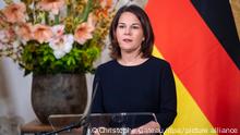 Annalena Baerbock (Bündnis 90/Die Grünen), Außenministerin, spricht bei einer Pressekonferenz. Die Ministerin trifft bei ihrem Besuch in Den Haag unter anderem den Präsidenten des Internationalen Strafgerichtshofs und Ministerpräsident Rutte.