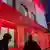 Das rot erleuchtete "Polnische Haus" in der Davoser Hauptstraße