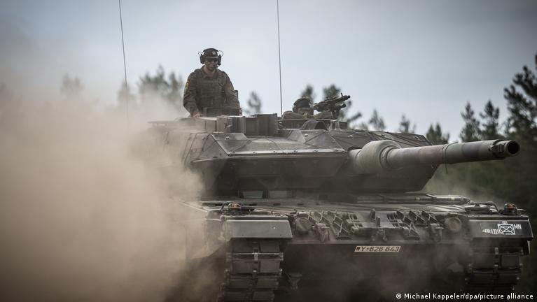 Xe tăng Leopard 2 là biểu tượng của sức mạnh và uy lực quân sự. Một sự kết hợp hoàn hảo giữa tốc độ, khả năng tấn công và bảo vệ, Leopard 2 dường như không có đối thủ trên chiến trường. Nếu bạn muốn nhìn thấy vẻ đẹp khó cưỡng của xe tăng này, hãy xem hình ảnh liên quan đến từ khóa này.
