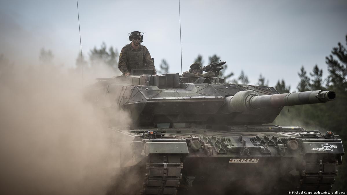 Leopard 2 tank với thiết kế khỏe khoắn, tinh tế và đầy uy lực đã được trang bị tối ưu để đáp ứng những nhu cầu nghiêm ngặt trên chiến trường. Hãy cùng chiêm ngưỡng hình ảnh của Leopard 2 tank và tìm hiểu thêm về sức mạnh và tính năng vượt trội mà nó mang lại.