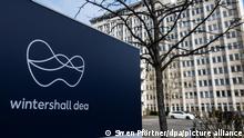 ARCHIV 11.02.2022+++ Blick auf das Logo von Wintershall Dea vor dem Geschäftsgebäude am Standort Kassel. Die Wintershall Dea AG ist ein deutscher Gas- und Ölproduzent.