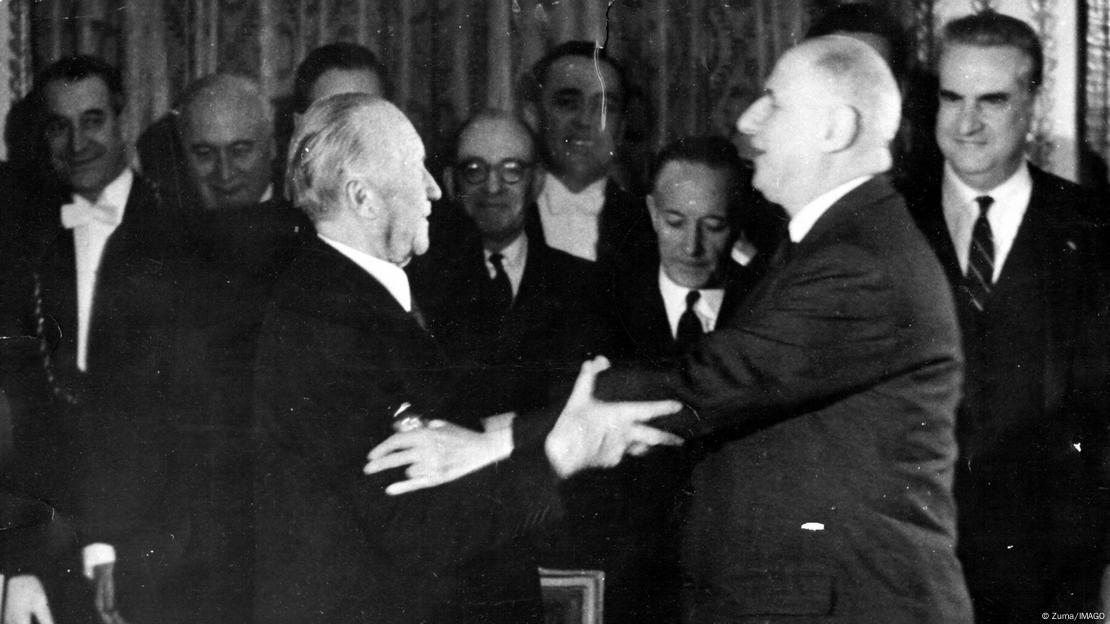 German Chancellor Konrad Adenauer (l) and French President Charles de Gaulle (r) shake hands after signing the Elysee Treaty 