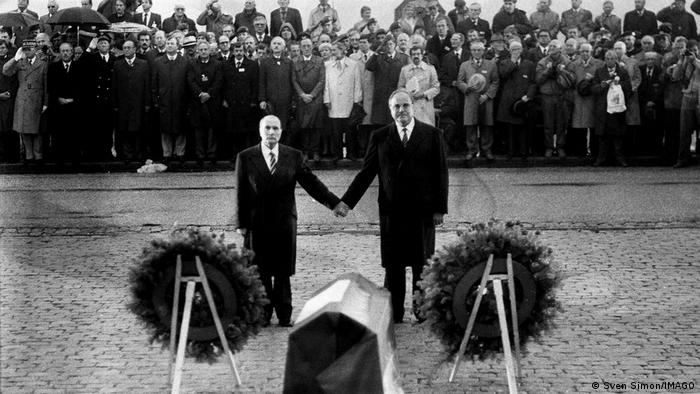 Frankreichs Präsident Francois Mitterrand und Bundeskanzler Helmut Kohl halten sich an den Händen