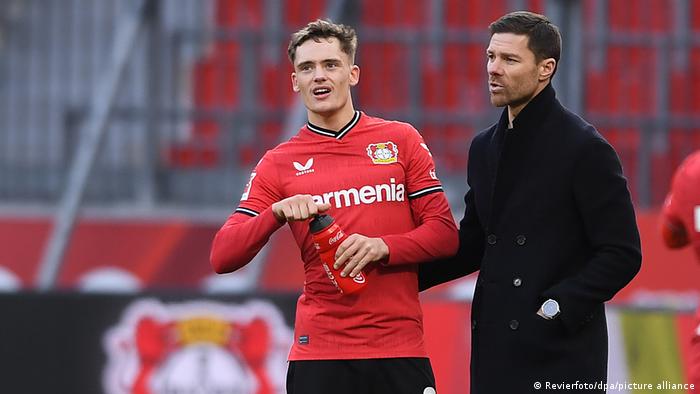 Leverkusens Florian Wirtz und Trainer Xabi Alonso im Gespräch nach einem Testspiel