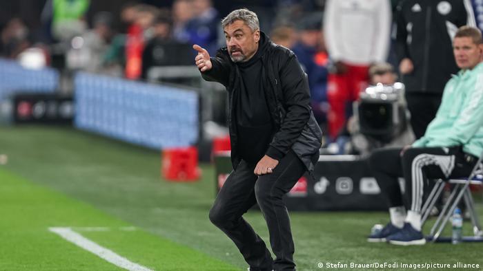 Schalkes Trainer Thomas Reis gestikuliert am Spielfeldrand