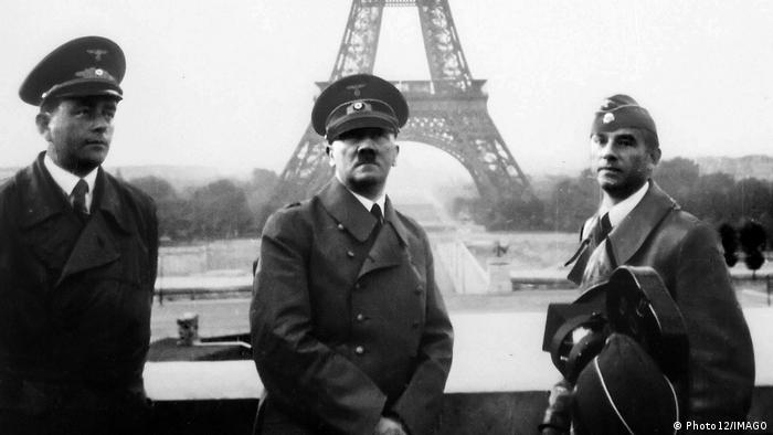 Adolf Hitler in Paris vor dem Eiffelturm