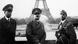 Adolf Hitler delante de la Torre Eiffel.