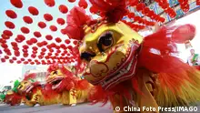 BEIJING, CHINA - FEBRUARY 08: (CHINA OUT) Lion dance show is performed as the Lunar New Year of the Monkey is celebrated at the temple fair at Ditan Park (the Temple of Earth) on February 8, 2016 in Beijing, China. The ceremony is once made by ancient China\ s emperors to worship the God of the Earth to pray for good harvests and fortune in the new year. PUBLICATIONxINxGERxSUIxAUTxHUNxONLY CFP479289917
Beijing China February 08 China out Lion Dance Show IS performed As The Lunar New Year of The Monkey IS celebrated AT The Temple Fair AT DITAN Park The Temple of Earth ON February 8 2016 in Beijing China The Ceremony IS Once Made by Ancient China S Emperors to Worship The God of The Earth to Pray for Good Harvests and Fortune in The New Year PUBLICATIONxINxGERxSUIxAUTxHUNxONLY CFP479289917
