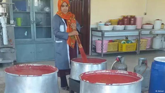 Große Kochtöpfe mit Tomatensoße in einer kleinen Lebensmittelfabrik