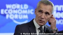 18.01.2023, Schweiz, Davos: Jens Stoltenberg, Nato-Generalsekretär, spricht auf dem 53. jährlichen Treffen des Weltwirtschaftsforums (WEF). Foto: Markus Schreiber/AP/dpa +++ dpa-Bildfunk +++