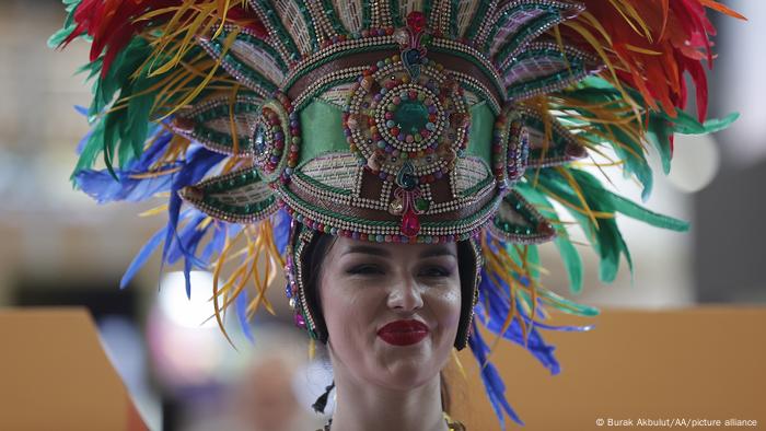Una azafata ataviada con un sombrero de motivación indígena en la Feria Internacional de Turismo Fitur.