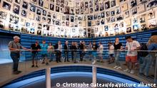 Besucher gehen durch das Holocaust-Gedenkmuseum Yad Vashem.