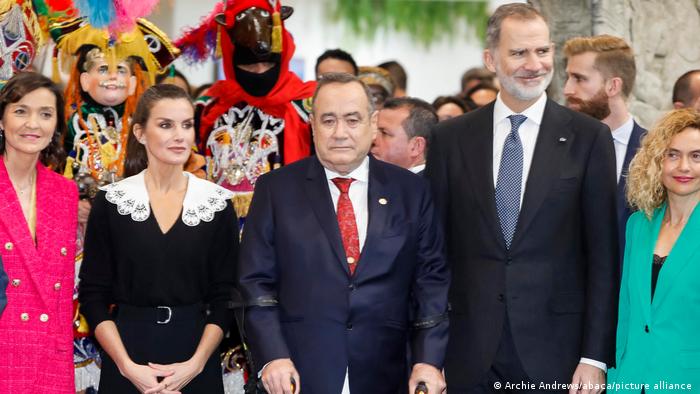 El presidente de Guatemala, Alejandro Giammattei, junto a la reina Letizia y al rey Felipe VI en Fitur.