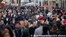 ARCHIV 27.12.2022 +++ Passanten gehen durch die Münchner Fußgängerzone.