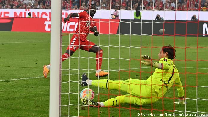 Gladbachs Torhüter Yann Sommer wehrt Schuss von Bayern-Stürmer Sadio Mané mit den Füßen ab