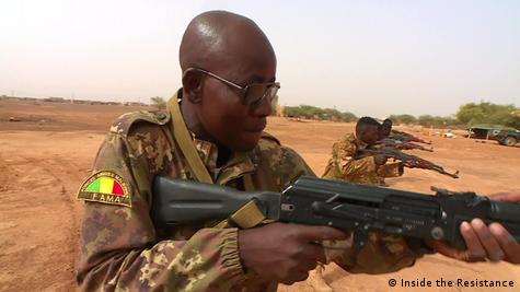 Un soldat malien tenant une arme