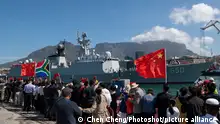 ARCHIV 24.11.2019+++ CAPE TOWN -- People welcome frigate Weifang of the Chinese People's Liberation Army (PLA) Navy in Cape Town, South Africa, Nov. 24, 2019. The South African navy is hosting the Multinational Maritime Exercise with Russia and China in Cape Town. It is the first trilateral exercise between the three countries and is scheduled to take place off the southern coast of South Africa over the period of Nov. 25-30. (/Chen Cheng)