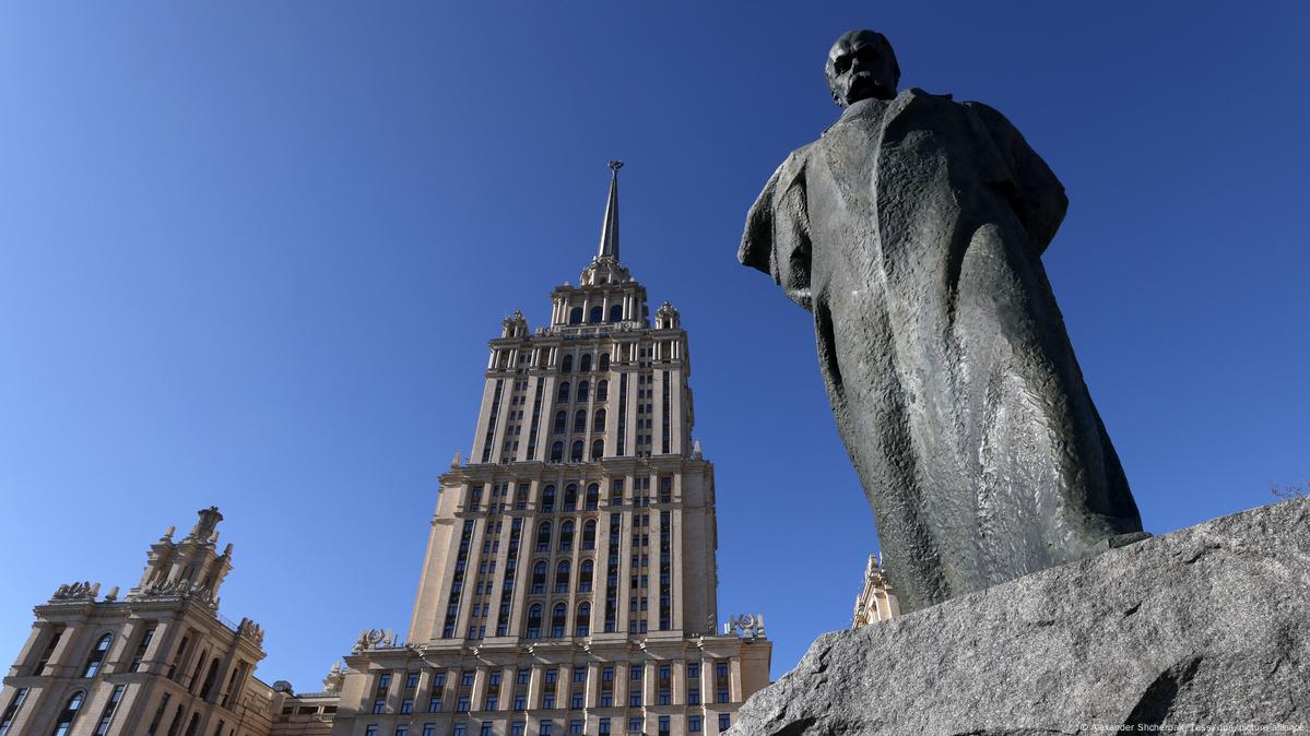 Паметникът на украинския поет и писател Тарас Шевченко е открит през юни 1964 година. Бронзовият монумент върху гранитен постамент е висок 5,6 метра и се издига на брега на река Москва - недалеч от хотел Украйна" в руската столица. 