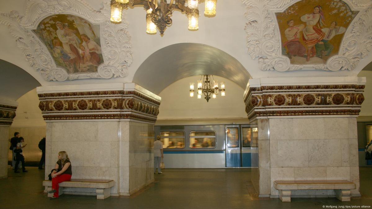 В Москва има цели три метростанции с наименованието "Киевска" - на три лъча от метрото, свързани помежду си с преходи. Най-старата от тях е от 1937 година. Метростанция "Киевска" е открита на Кръговата метролиния (Кольцевая) през 1954-а, а показаната на снимката "Киевска" метростанция е открита през април 1953 г. на Арбатско-Покровската линия на метрото на дълбочина 38 метра.  