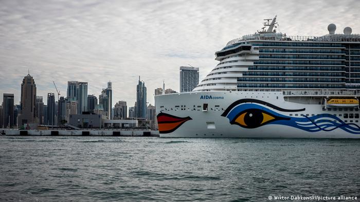 Das Kreuzfahrtschiff Aida Cosma läuft in Dubai ein