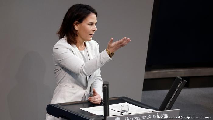 Außenministerin Annalena Baerbock im Bundestag am Rednerpult