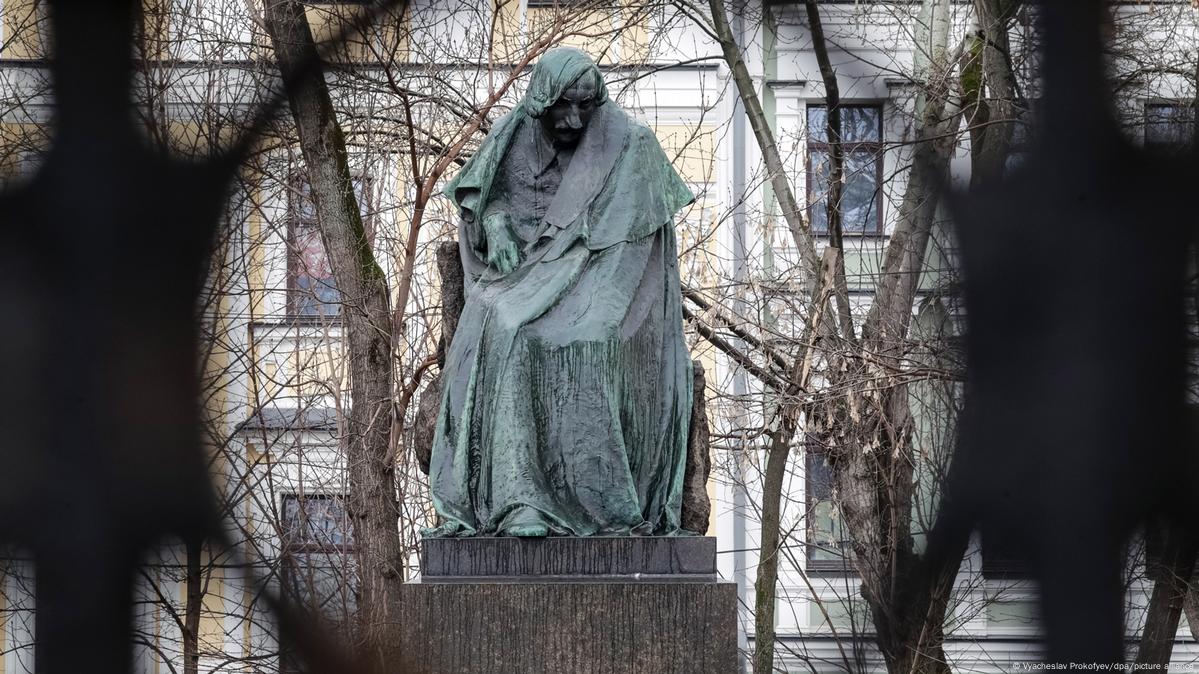 На булевард "Никитски" се намира паметникът на Николай Гогол. Първоначално бронзовият монумент е бил поставен на булевард "Гогол", но през 1951-ва той е премахнат оттам, а през 1959 г. е поставен пред къщата, в която Гогол прекарва последните си години. Пиедесталът е обграден от бронзови барелефи на герои от "Ревизор", "Мъртви души" и други негови произведения.