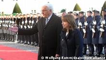 Bundespräsident Frank-Walter Steinmeier empfängt vor dem Schloss Bellevue, Katerina Sakellaropoulou, Präsidentin von Griechenland, mit militärischen Ehren.