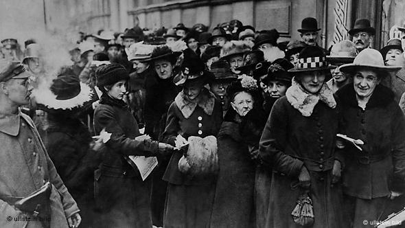 Κοσμοσυρροή γυναικών έξω από εκλογικό κέντρο στη Γερμανία του 1919