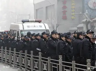 北京王府井购物街警察戒备森严