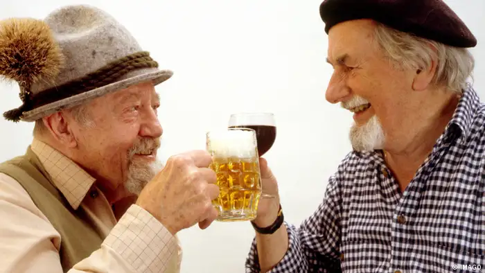 Auf die deutsch-französische Freundschaft! Bayer und Franzose stoßen mit Bier und Wein an