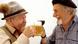 Auf die deutsch-französische Freundschaft! Bayer und Franzose stoßen mit Bier und Wein an Auf die deutsch-französische Freundschaft! Bayer und Franzose stoßen mit Bier und Wein an