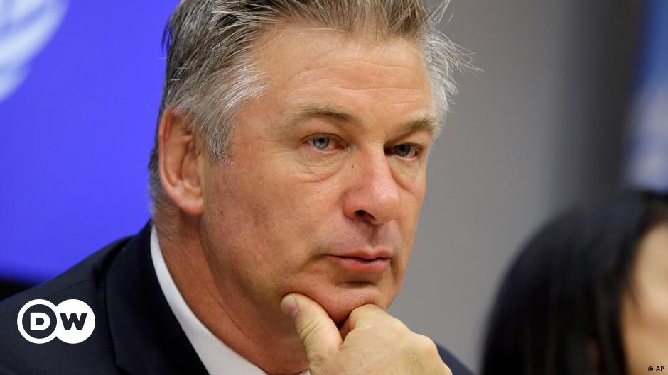 Alec Baldwin formally charged over deadly ‘Rust’ capturing – DW – 02/01/2023