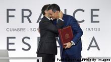 19.01.2023 *** Spain's Prime Minister Pedro Sanchez (R) and France's President Emmanuel Macron shake hands after signing a treaty during a Franco-Spanish summit in Barcelona on January 19, 2023. - French President Emmanuel Macron and Spain's Pedro Sanchez inked a Franco-Spanish friendship treaty in Barcelona, as Paris seeks Madrid's support for its uncompromising stance in a brewing trade dispute with Washington. (Photo by Pau BARRENA / AFP) (Photo by PAU BARRENA/AFP via Getty Images)