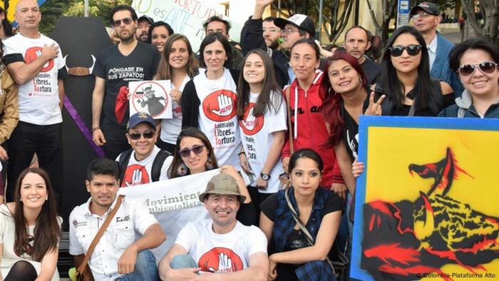 Jóvenes colombianos/as piden parar el maltrato animal.
