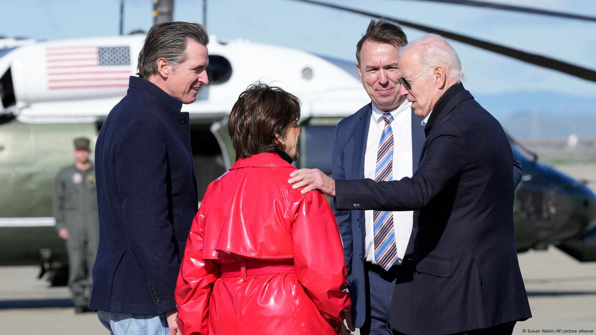 US Joe Biden visits California to view storm damage DW 01/19/2023