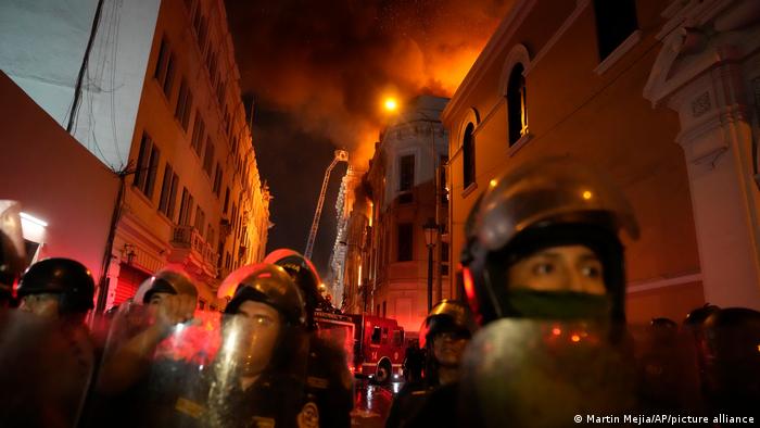 Durante las protestas, un edificio se incendió en el centro de Lima. Se desplegaron más de 25 unidades de bomberos para evitar que el fuego se extendiera a las casas vecinas, dijo el comandante del cuerpo de bomberos a la radioemisora RPP. Inicialmente, no estaba claro si el incendio estaba relacionado con las protestas.