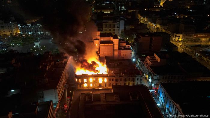 Un edificio arde en medio de protestas antigubernamentales en el centro de Lima.