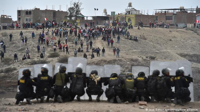 Manifestantes antigubernamentales se enfrentan a la seguridad fuera del aeropuerto Alfredo Rodríguez Ballón en Arequipa.