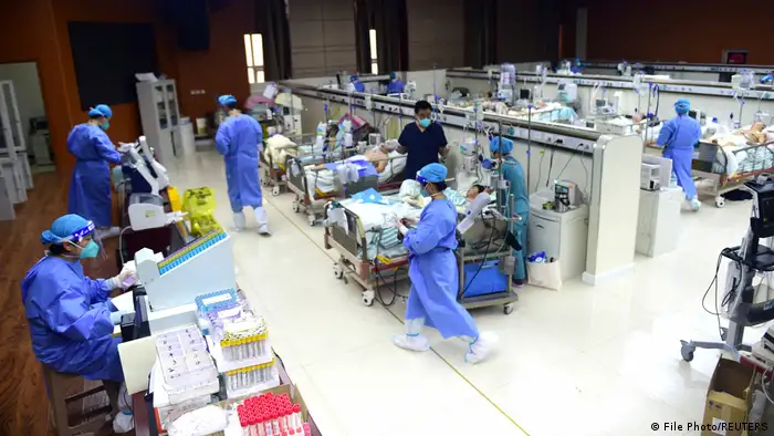中国长期的封控管理，使人们的自然免疫力明显下降。图为今年年初河北省一家医院接受治疗的新冠患者。