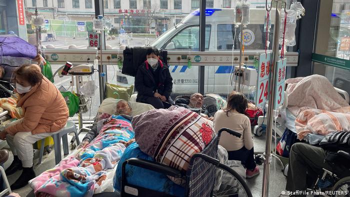 今年初，上海一家医院的急诊病房住满了新冠病人