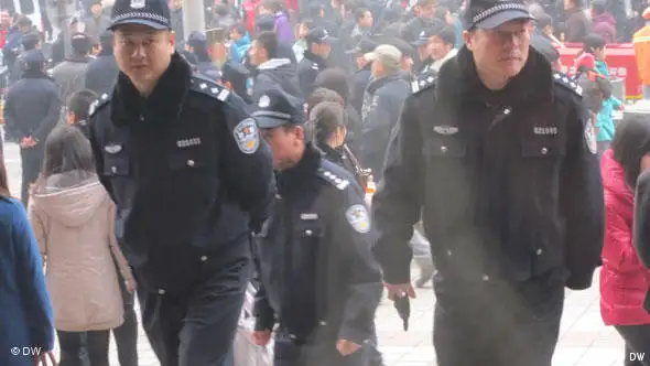 Viele Sicherheitskräfte sind vor Ort. Peking (Beijing) Wangfujing. China. 20.Feb.2011.
