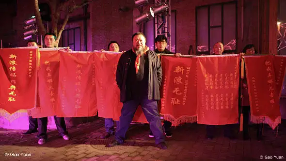 Ai Weiwei protestiert gegen Zensurnaßnahmen für das Internetportal SINA. 21.02.2011. (Foto: Gao Yuan)